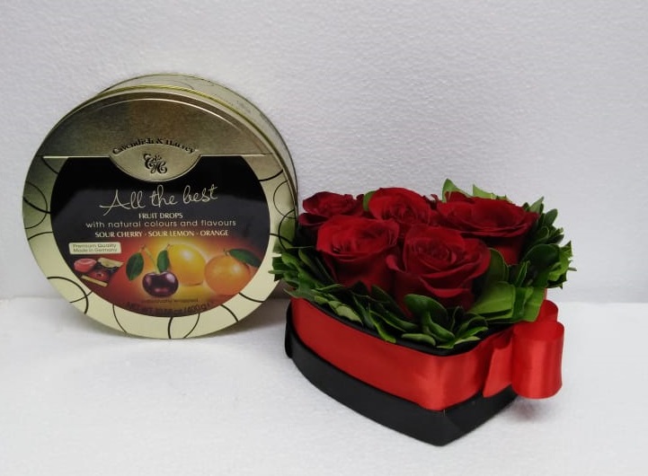 Caja corazn con 6 Rosas y Caja de Caramelos Mix de 400 Gramos